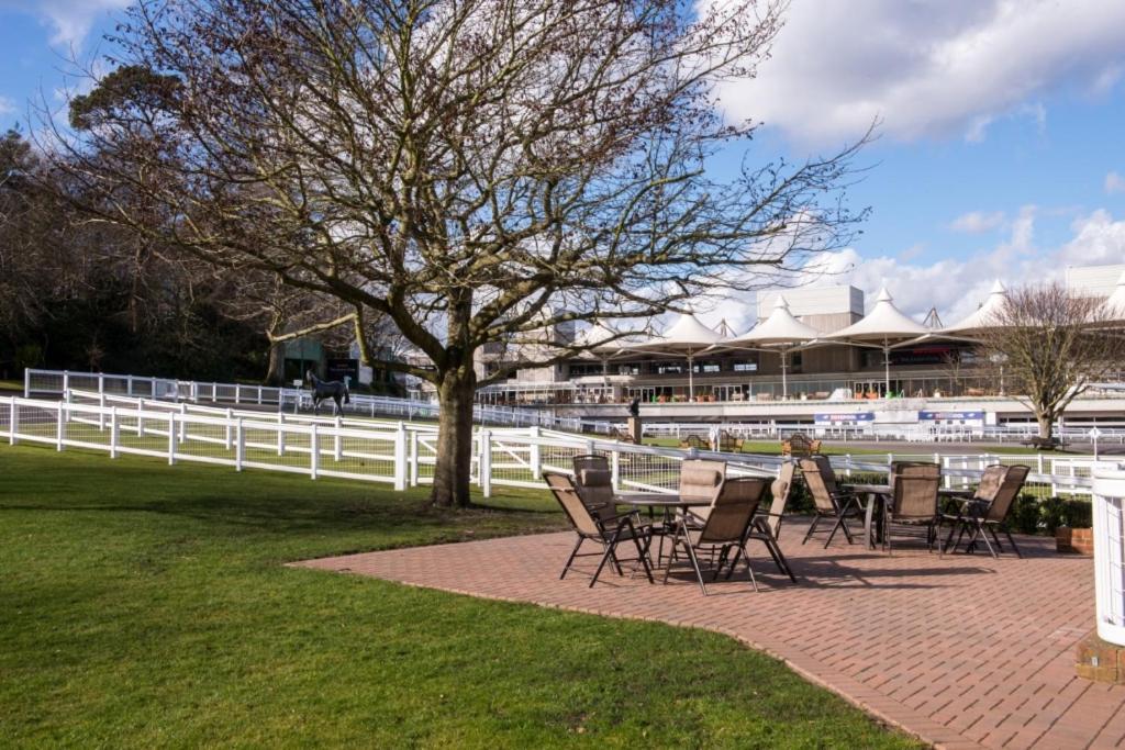 Sandown Park Lodge Esher Dış mekan fotoğraf